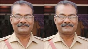 நாமக்கல் மணல் கடத்தல்.. லாரி, கார் சிக்கிய போது நடந்த ட்விஸ்ட்.. சப்-இன்ஸ்பெக்டர், ஏட்டு சஸ்பெண்ட் 