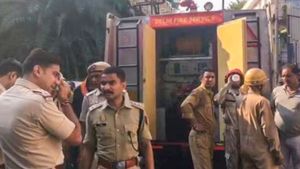 டெல்லியில் பயங்கர தீ விபத்து.. எலக்ட்ரானிக்ஸ் கடை ஊழியர்கள் 4 பேர் மூச்சுத்திணறி பலி!