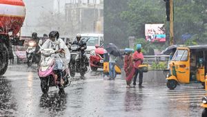 சென்னையில் இன்றும், நாளையும் மழை வெளுக்கும்.. கோவை, நீலகிரிக்கு நாளை கனமழை அலர்ட்.. வானிலை அப்டேட் 