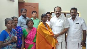 புலிக்குறிச்சி கிராமத்தில் முதல் எம்பிபிஎஸ் மாணவி பூமாரிக்கு தங்கம் தென்னரசு பாராட்டு! 