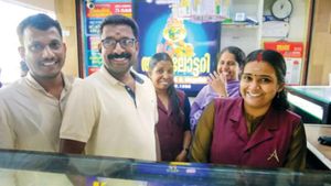 லாட்டரியே வாங்கல.. ஆனாலும் 1 கோடி பரிசு வென்ற கேரளா பஸ் கண்டக்டர்.. கடைக்காரரின் வேற லெவல் சம்பவம் 