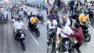 திடீரென ஓடிவந்து ராகுல் காந்திக்கு முத்தமிட்ட நபர்! பீகார் பைக் பேரணியில் சலசலப்பு! வீடியோவை பாருங்க