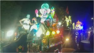 திண்டுக்கல்லில் விநாயகர் சிலை ஊர்வலத்தில்.. இருதரப்பினரிடையே கடும் மோதல்! சாலை மறியல்!