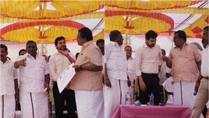 தேனி எம்பி தங்க தமிழ்செல்வன், ஆண்டிபட்டி எம்எல்ஏ மகாராஜன் இடையே கடும் சண்டை.. கலெக்டருக்கு ஷாக்  
