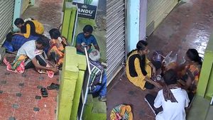 திருப்பூர் நகரின் பிரதான பகுதியில் உல்லாசம்..  வெட்ட வெளியில் விபச்சாரம்? ஆடிப்போக வைத்த  சிசிடிவி காட்சிகள்