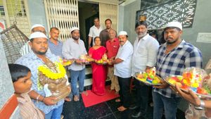 கிருஷ்ணகிரியில் வீடு வீடாக யார் பாருங்க? விநாயகர் சிலையுடன் 100 இல்லங்களுக்கு போன இஸ்லாமியர்! சபாஷ்