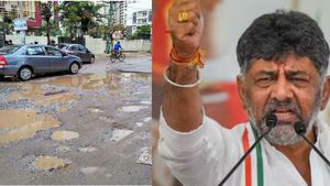 பிரதமர் வீடு முன்னாடியே ரோட்டுல பள்ளம்.. பெங்களூரை மட்டும் டார்கெட் பண்ணீங்களே ஏன்? டிகே சிவக்குமார் 
