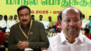 பாமகவிலிருந்து அன்புமணி நீக்கமா? சீலிடப்பட்ட கவரில் என்ன இருக்கிறது? செப்.3 ல் அறிவிக்கிறார் ராமதாஸ்
