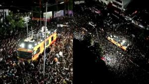 கரூரில் 100 அடி சாலையில், புகுந்த 60 அடி விஜய்யின் பஸ்! நெரிசலால் நகர முடியாமல் மக்கள் பலி