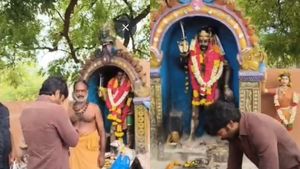 idli kadai .. தனுஷ் தொடர்ந்து பார்க்கும் சென்டிமென்ட்.. தேனி கோயிலில் குடும்பத்துடன் தரிசனம்