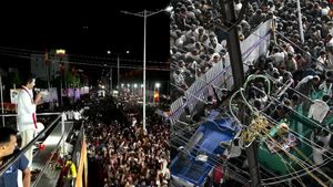 கரூரில் சாலை நடுவே இருந்த சென்டர் மீடியனை எடுத்திருந்தால்... ஈஸியாக இருந்திருக்குமாம்! தவெக வாதம் 