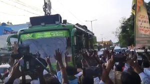 எடப்பாடி பழனிசாமி பிரச்சார வாகனத்தை முற்றுகையிட்ட அதிமுகவினர்.. திருப்பூரில் பரபரப்பு!