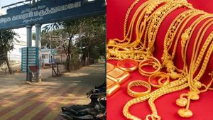 கடலூர் சிதம்பரத்தில் இன்ஜினியர் உடலை வாங்ககூட யாருமே வரல.. வீட்டில் 74 பவுன் தங்கம், கோடியில் சொத்து