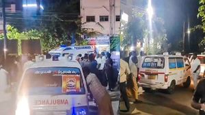 கரூர் துயரம்.. மேலும் ஒரு வழக்கு பதிவு.. ஆம்புலன்ஸ் டிரைவர்களை தாக்கிய தவெக தொண்டர்களை தேடும் போலீஸ்