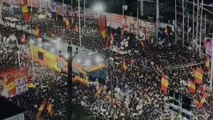 கலங்கும் கரூர்.. விஜய் ரசிகர்கள் RCB ரசிகர்கள் போல.. கட்டுக்கடங்காமல்.. விதிமுறையும் மதிக்கவில்லை