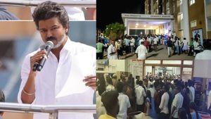 12 மணி நேரம் தாண்டிவிட்டது! இன்னும் கரூர் மருத்துவமனையை எட்டிகூட பார்க்காத தவெக தலைகள்! இதான் அரசியலா 