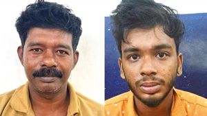 'திருடனுக்கு தேள் கொட்டியது போல்'.. காதலனுடன் எல்லை மீறிய இளம் பெண்.. பக்கத்து வீட்டில் ட்விஸ்ட்