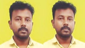 உங்களுடன் ஸ்டாலின் முகாமில் மனு கொடுத்த பெண்.. கூடங்குளம் விஏஓ செய்த காரியம்! போச்சு தேவைதான்