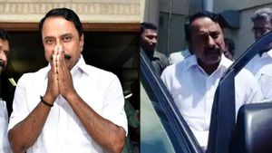 100 கார்களில் 500 அதிமுக நிர்வாகிகள்! 'சாது மிரண்டால் காடு கொள்ளாது'! கெத்து காட்டும் செங்கோட்டையன்!