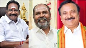 மதுரையில் 2 தொகுதிகள் கேட்டு அடம்பிடிக்கும் பாஜக.. இறங்கி வரத் தயங்கும் அதிமுக.. என்ன நடக்கிறது?