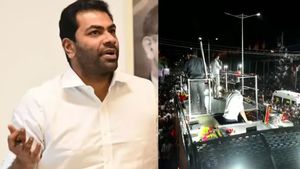 41 பேருங்க! பேசும் மனநிலையில் இல்லை! கரூர் மக்களை விரைவில் சந்திப்போம்! ஆதவ் அர்ஜுனா பேட்டி 