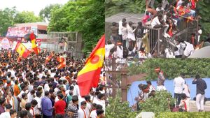 விஜய் வாகனத்தின் முன்பாக ஆபத்தான பயணம்.. கட்டுப்பாடுகளை மீறி கம்பங்கள், மரங்களில் ஏறிய தவெகவினர்!