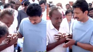 துபாய் பயணத்தை ரத்து செய்துவிட்டு கரூர் திரும்பிய உதயநிதி.. உயிரிழந்தோர் உடலுக்கு கண்ணீர் அஞ்சலி