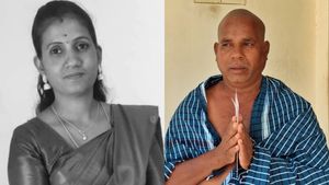 Karur Stampede: “கூட்டத்துல ரிங்டோன் கேக்கலைனு நெனைச்சேன்.. கடைசில..” மனைவி, மகளை இழந்தவர் கண்ணீர்!