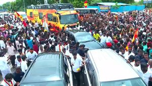 முதல் நாளே லேட்டா வந்தா எப்படி? விஜய்க்கு வழிவிடாத தொண்டர்கள்.. முக்கியமான ரூல்ஸையே மீறிட்டாங்களே!