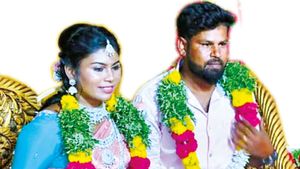மதுரை டூ பரமக்குடி... நள்ளிரவில் பைக்கில் லாங் டிரைவ் வந்த புதுமண தம்பதி.. இப்படியா ஆகணும் 