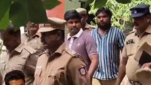 கைதான தவெக நிர்வாகிகளை அழைத்துச் சென்ற கரூர் போலீசார்.. 2 பேருக்கும் மருத்துவப் பரிசோதனை!