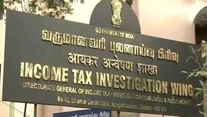 உடுமலை கோழிப்பண்ணை அலுவலகத்தில்.. வருமான வரித்துறை அதிகாரிகள் திடீர் சோதனை!