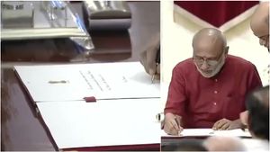 பதவியேற்பு கோப்பில்.. பிள்ளையார் சுழி போட்டு கையெழுத்து போட்ட சி.பி.ராதாகிருஷ்ணன்