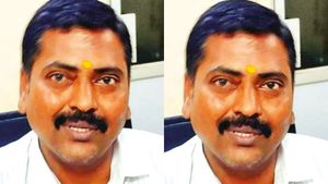 மதுரை தெற்கு தாசில்தார் ராஜபாண்டி சிக்கியது எப்படி.. கலெக்டர் அலுவலக வளாகத்தில்  டிரைவரால் சம்பவம் 