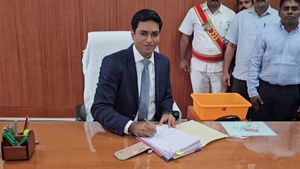 திருப்பூர் இளைஞர்களுக்கு கலெக்டர்  குட்நியூஸ்.. நல்ல வாய்ப்பு.. வெள்ளிக்கிழமை மிஸ் பண்ணிடாதீங்க 