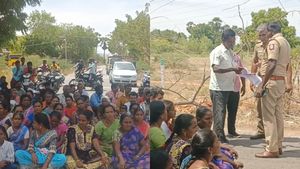 தூத்துக்குடி அருகே அரசு நிலத்தை ஆக்கிரமித்து வீடு..  ஒன்று கூடி ஊர் மக்கள் செய்த சம்பவம் 