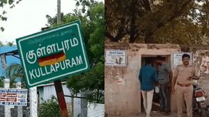பட்டாவுக்கு லஞ்சம்.. பணியிடை நீக்கம் செய்யப்பட்ட  விஏஓ .. தேனி வீட்டில் இருந்த கோலம்