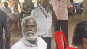 வேலூர் அருகே உங்களுடன் ஸ்டாலின் முகாமில்  விஏஓவை ஆடிப்போக முதியவர்.. 4 பிரிவில் பாய்ந்த வழக்கு 