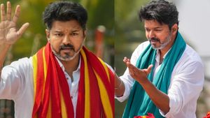 4 கி.மீ. தூரத்தை கடக்க 4 மணி நேரம்! திருச்சி மரக்கடை வந்தடைந்த விஜய்! காலை வைத்ததுமே பவர் கட்!