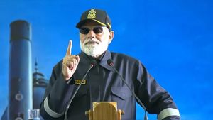 ஐஎன்எஸ் விக்ராந்த் போர்க்கப்பலில்.. கடற்படை வீரர்களுடன் தீபாவளி கொண்டாடிய பிரதமர் மோடி! 