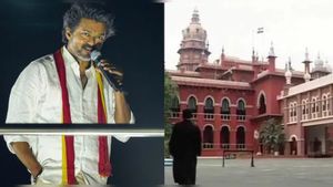 கரூர் சம்பவம்: மாவட்ட ஆட்சியர், எஸ்.பி மீது நடவடிக்கை எடுக்கக்கோரி ஐகோர்ட்டில் தவெக புதிய மனு!