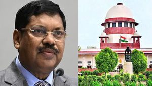 உச்ச நீதிமன்ற தலைமை நீதிபதியை காலணியால் தாக்க முயன்றது ஏன்? கைதான வழக்கறிஞர் வாக்குமூலம்