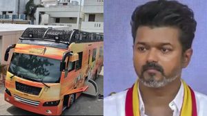 ஹிட் அண்ட் ரன் கேஸ்.. விஜய் பிரச்சார பேருந்தின் டிரைவர் மீது கரூர் போலீஸ் வழக்கு பதிவு 