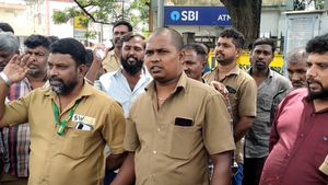 கோவை மாநகராட்சி குப்பை லாரிகளை சுடுகாட்டில் நிறுத்த வேண்டுமா?  அதிகாரிகளுக்கு டிரைவர்கள் எதிர்ப்பு