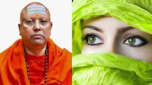 சிதறிய செக்ஸ் பொம்மைகள்.. ஆசிரமம் முழுதும் ஆபாச CD.. டெல்லி சாமியாருடன் யாரந்த பெண்.. அதிரும் மக்கள்