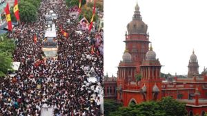 தவெக தலைவர் விஜய் மீது ஏன் வழக்குப் பதிவு செய்யவில்லை! கருணை காட்டுகிறீர்களா- நீதிபதி சரமாரி கேள்வி
