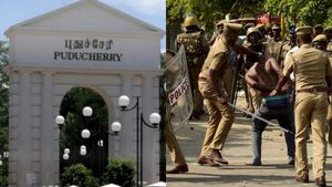 மாணவிகளுக்கு பாலியல் தொல்லை.. போராட்டத்தில் ஈடுபட்டதால் புதுச்சேரி மத்திய பல்கலையில் போலீசார் தடியடி