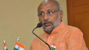 கோவையில் துணை ஜனாதிபதி நிகழ்ச்சியில் என்ன நடந்தது.. கொதித்த பாஜக.. ஸ்கூட்டரில் வந்த 2 பேர் யார்?