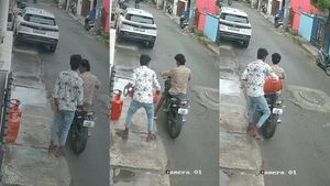 தூக்குடா தூக்கு.. கோவையில் சிலிண்டர் அபேஸ் .. பட்ட பகலில் பைக்கில் பறந்த சில்வண்டுகள்   