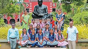 தூத்துக்குடி அரசு பள்ளி மாணவர்களை சொந்த செலவில் விமானத்தில் சென்னை அழைத்து வந்த காவலர்.. நெகிழ்ச்சி
